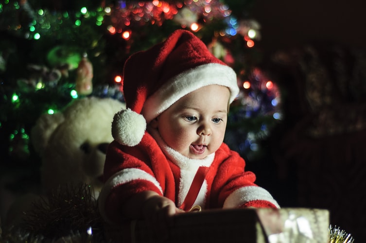 Primul Crăciun al bebeluşului: sfaturi practice pentru mămici
