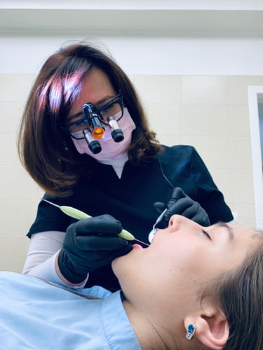 Prima vizită a copilului la dentist: când şi cum decurge