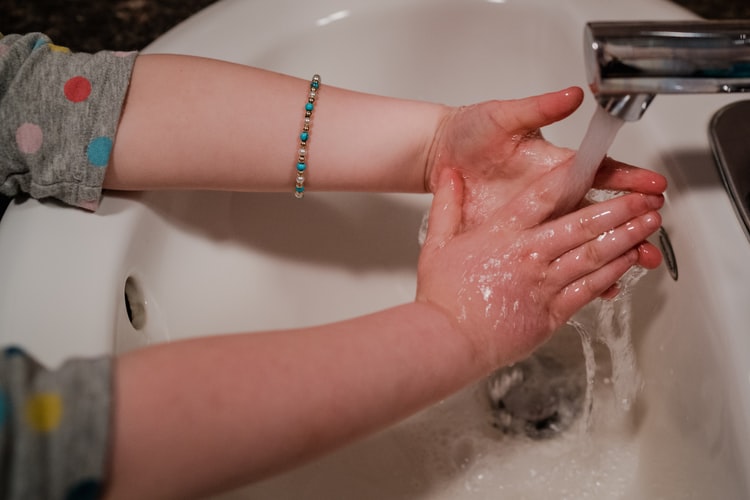 Cum convingi copiii sa se spele pe maini